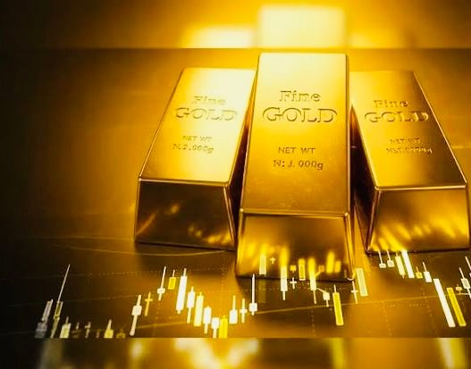 Gold prices hit record high on weak dollar, Fed bets