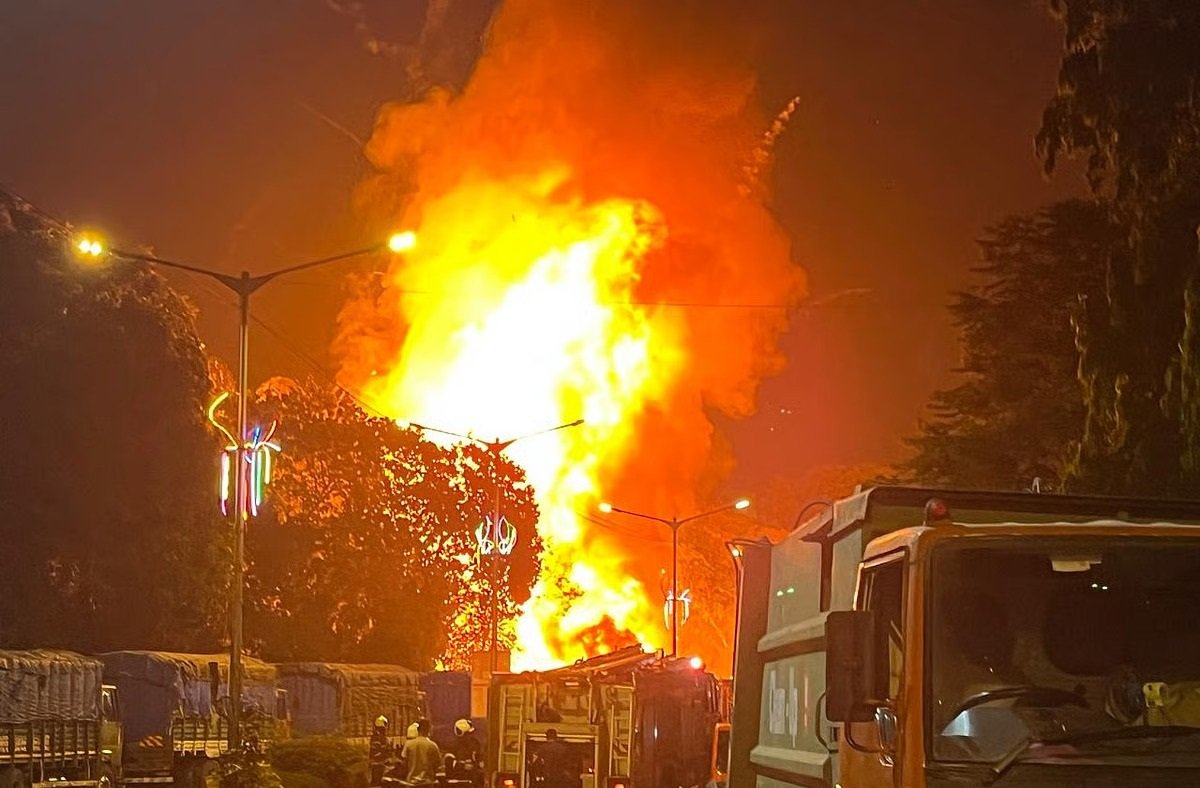 Massive fire in Jorhat destroys four houses, LPG cylinder blasts trigger panic